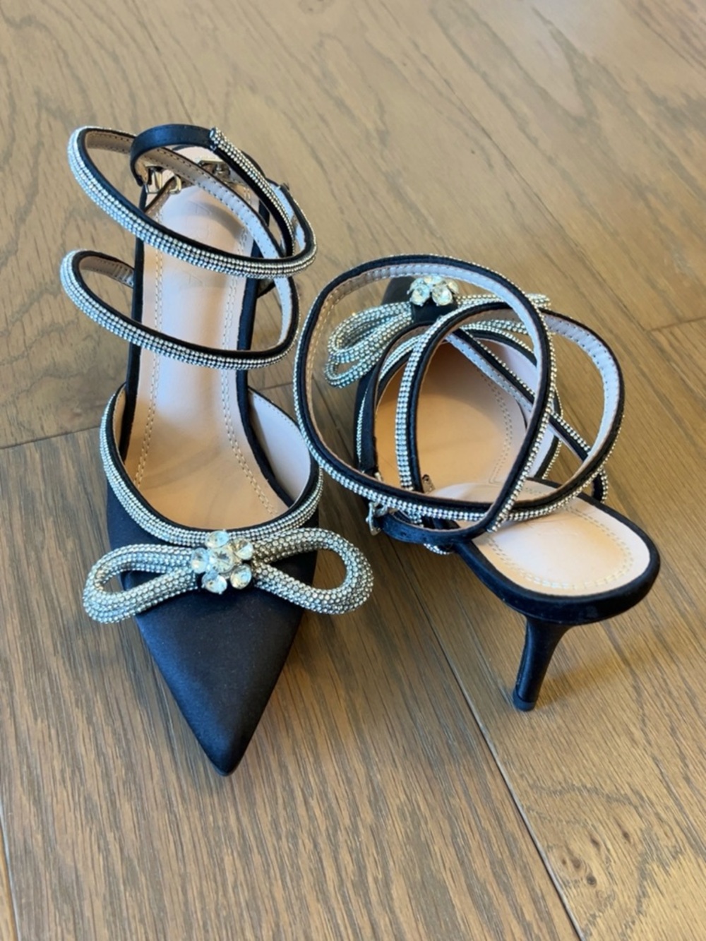 Arqa rhinestone bow heels size 7